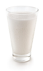 copo suado com leite gelado em fundo branco - copo de vidro com iogurte batido  