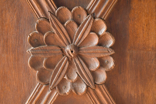 Flor Tallada en Madera