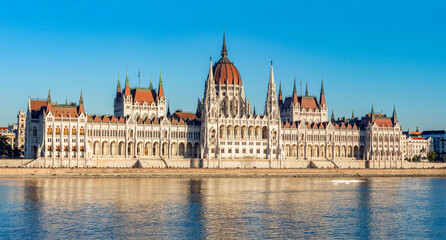 Obraz premium Hungarian parliament building at sunset in Budapest, Hungary