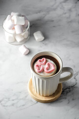 Obraz na płótnie Canvas hot chocolate with marshmallow hearts