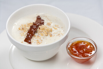 vanilla pudding with cinnamon sticks