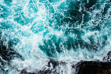 Fototapeta na wymiar crushing ocean waves
