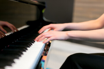 Obraz premium Midsection Of Woman Playing Grand Piano