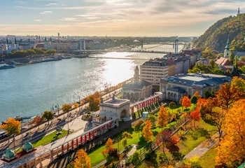 Fototapeten Budapest autumn cityscape with bridges over Danube river, Hungary © Mistervlad