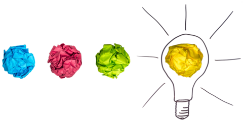 Zerknülltes Papier mit Glühbirne als Symbol für die Entwicklung einer guten Idee