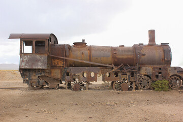 Fototapeta na wymiar Locomotora antigua en cementerio de trenes en Bolivia