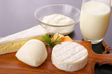 たくさんのチーズと乳製品