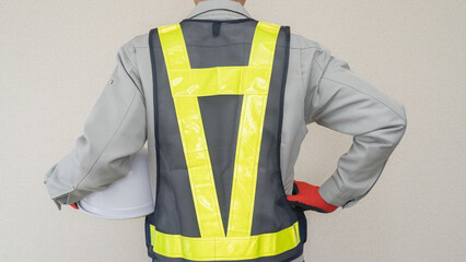 ヘルメットを持つ作業服の男性｜建設業・警備員・ガードマン　イメージ