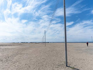 砂浜の電柱