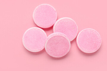 Obraz na płótnie Canvas Soluble tablets on pink background