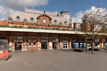 Slough, Buckinghamshire, England, UK.2023. Slough railway station forecourt and entrance to the booking hall. - obrazy, fototapety, plakaty