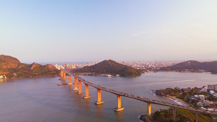 Terceira Ponte, Vitória-Vila Velha, ES: ponte estaiada de 55 metros de altura, com 3.324 metros de extensão. Liga as duas cidades e é um marco na paisagem da região.