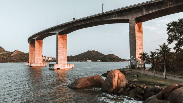 Terceira Ponte, Vit&oacute;ria-Vila Velha, ES: ponte estaiada de 55 metros de altura, com 3.324 metros de extens&atilde;o. Liga as duas cidades e &eacute; um marco na paisagem da regi&atilde;o.