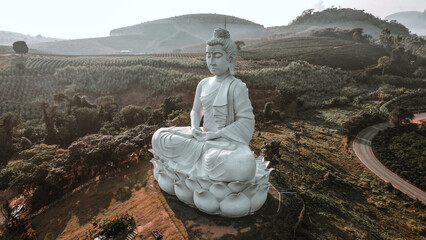 O Mosteiro Zen Budista em Ibiraçu, ES é um lugar de retiro espiritual com práticas de meditação e contemplação. Possui uma estátua do Buda de 35 metros de altura, que representa a paz e sabedoria. 