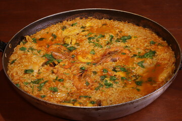 Paella de Frutos do Mar com Arroz Camarão