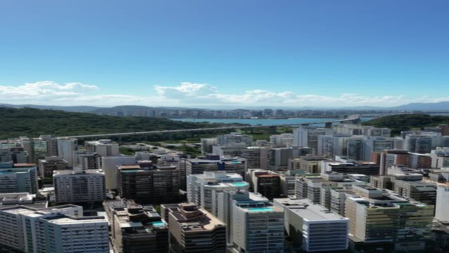 Imagem vertical a&eacute;rea de Vila Velha, mostrando a Praia da Costa, 3&ordf; Ponte e o Convento da Penha.