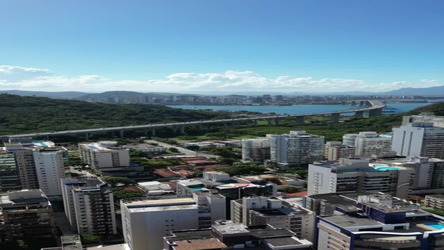 Imagem vertical a&eacute;rea de Vila Velha, mostrando a Praia da Costa, 3&ordf; Ponte e o Convento da Penha.