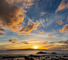 Obraz premium Sunset on Makena Beach With Kaho'olawe Island on The Horizon, Makena Beach State Park, Maui, Hawaii, USA
