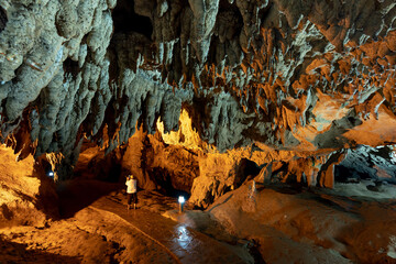 Admire the mystical beauty of Nguom Ngao cave in Dam Thuy commune, Trung Khanh district, Cao Bang,...