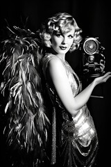 Vintage Glamour mit einer junge Frau im schicken Outfit der 1920er Jahre, Schwarz Weiss Bild, Stilvoll in den Goldenen Zwanzigern mit Federboa, generative ai, generativ, KI