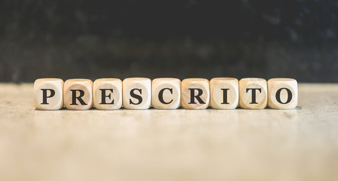 A palavra prescrito em Portugu&ecirc;s do Brasil escrita em dados de madeira. Prescri&ccedil;&atilde;o, direito.