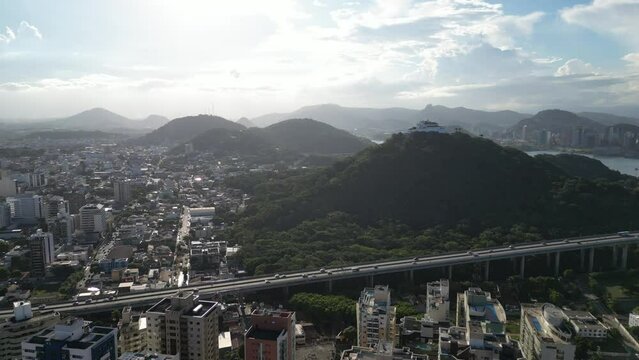 Imagem a&eacute;rea de Vila Velha, mostrando a Praia da Costa, 3&ordf; Ponte e o Convento da Penha.