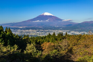 Fototapeta na wymiar 秋の足柄峠から見た富士山と小山町・御殿場市方面の眺め