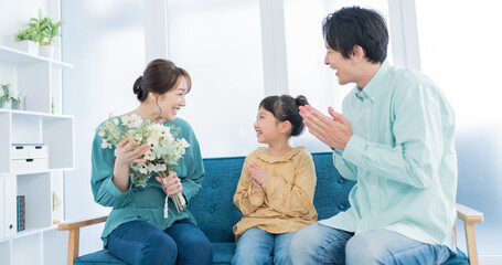 花を贈る娘と父親
