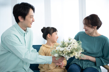 花を贈る娘と父親