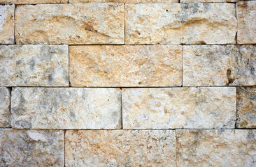 カラフルな石でできた壁