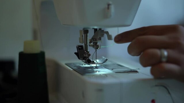 modista preparando el hilo para coser