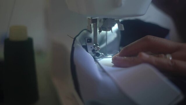 manos en maquina de costura, 