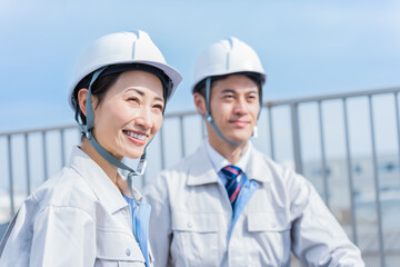 ヘルメットを被った日本人男女