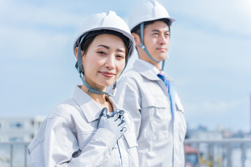 ヘルメットを被った日本人男女