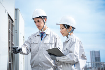 作業着を着た日本人男女