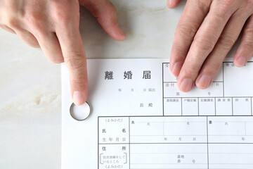 離婚届と指輪を返す人物の手元