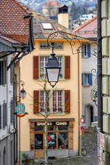 Fototapeta na wymiar La ville de Montreux en Suisse un jour d'hiver pluvieux