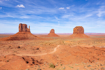 Fototapeta premium scenic view to the butte in monument valley, USA