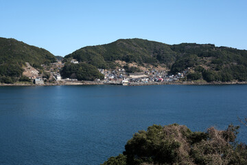 Fototapeta na wymiar 鬼ヶ城方面から見る海辺の集落風景