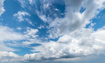 Fototapeta premium Dunkle april-typische Schauerbewölkung vor blauem Himmel 