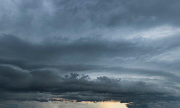 Dunkler Himmel mit dramatischer Wolkenfront und aufziehendem Unwetter am Abend
