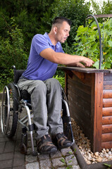 Gartenarbeit am Hochbeet - Rollstuhlfahrer