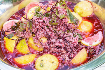 Roter Holunder eingelegt zum Sirup machen 