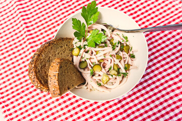 Wurstsalat im Wohnmobil gekocht mit Brot 