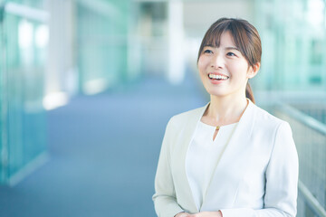 オフィスで働くスーツを着た女性
