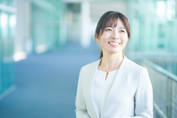 オフィスで働くスーツを着た女性