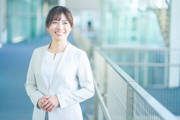 オフィスで働くスーツを着た女性