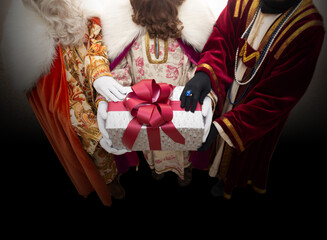 Reyes Magos con regalo navidades sobre fondo oscuro