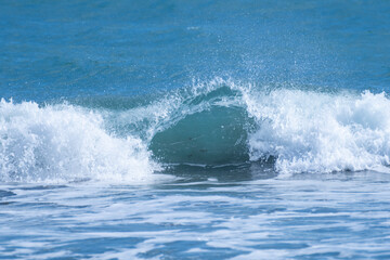 Naklejka premium 青い海と波