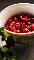Grains de grenade dans un petit bol blanc